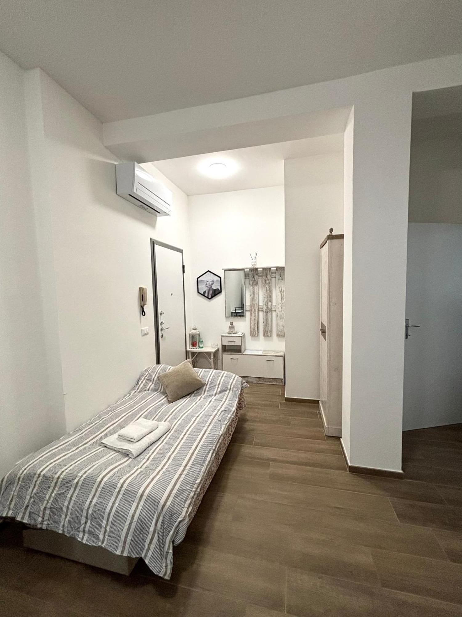 Bilocale In Bande Nere-Metro Rossa Duomo Apartment Milan Exterior photo